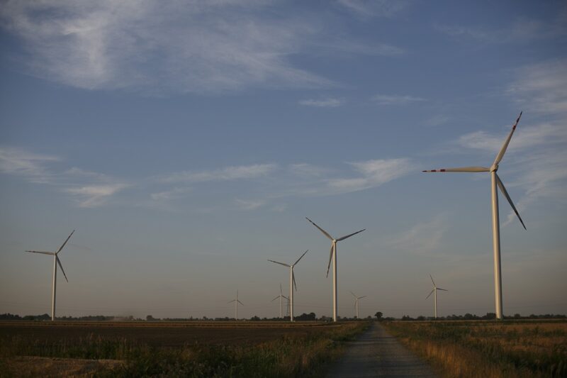 Windpark Nowy Staw auf einem Feld in Polen in der Nähe von Danzig
