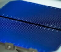 Zu sehen ist ein eine geteilte Solarzelle aus der Photovoltaik-Fertigung, die mit dem Laser Direct Cleaving Prozess hergestellt wurde.