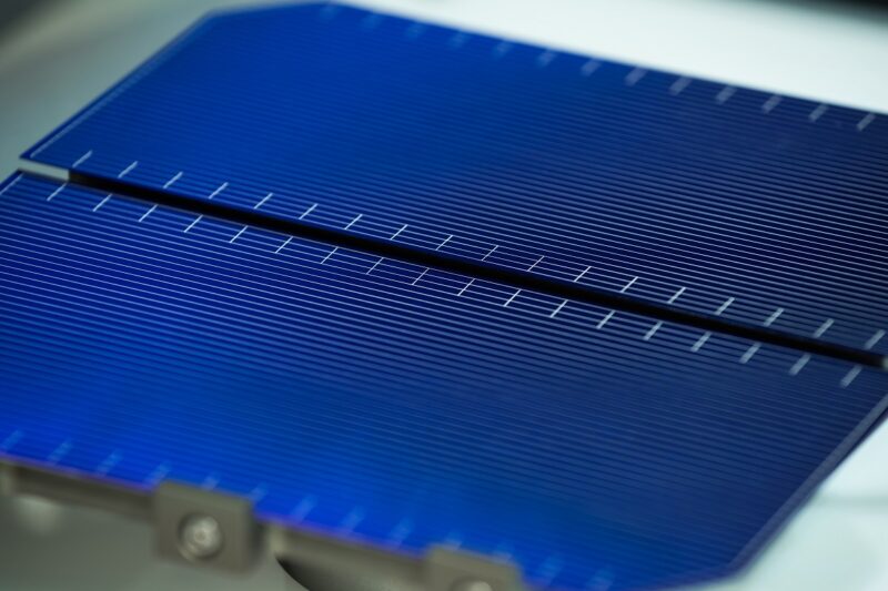 Zu sehen ist ein eine geteilte Solarzelle aus der Photovoltaik-Fertigung, die mit dem Laser Direct Cleaving Prozess hergestellt wurde.