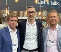 Im Bild Sebastian Muissus, Geschäftsführer von landverpachten.de, Mario Schirru, CIO/COO der Encavis AG, Stefan Veltrup, Geschäftsführer der Innovar Solar GmbH.
