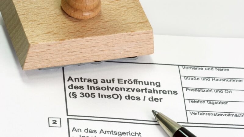 ein Stempel und ein Formular für einen Insolvenz-Antrag