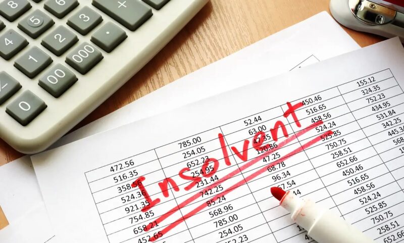 Ein Zettel mit der Aufschrift insolvent, die Schweizer Gesellschaften von Meyer Burger befinden sich in einem Insolvenzverfahren.