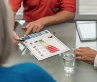 Zu sehen ist eine Solarthermie-Anlage. Solarthermie bietet Wärme aus erneuerbaren Energien für die Heizung und die Warmwasserversorgung von Gebäuden.