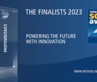 Grafik zeigt die Trophäe des Intersolar Award 2023 vor blauem Hintergrund und Schriftzug.