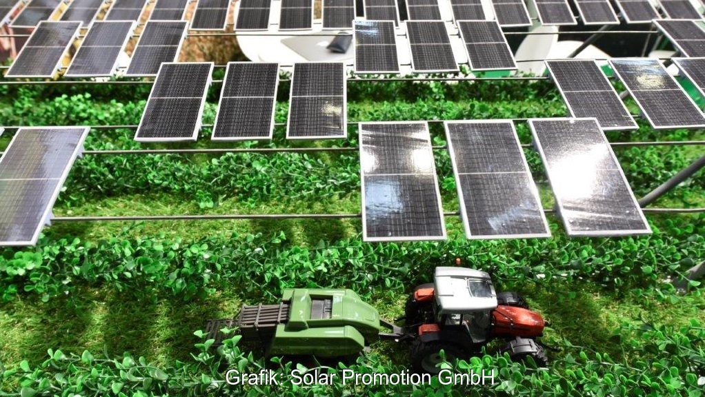 Zu sehen ist eine Agri-PV Anlage, das Thema ist Schwerpunkt auf der Messe Intersolar Europe.