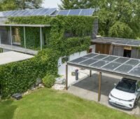 Im Bild ein modernes Haus mit Solarcarport, Fronius stellt auf der Intersolar neue Produkte, Photovoltaik-Komplettsysteme und individuelle Notstromlösungen vor.