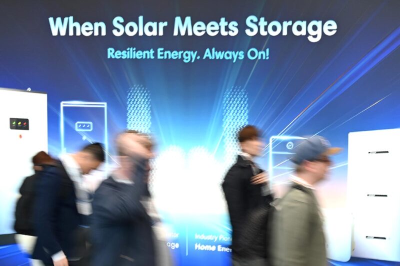 Text im Bild auf dem Messebesucher vor einem Speicherstand vorbeilaufen: When Solar meets Storage. Resilent Energy. Always on!