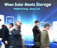 When Solar Meets Storage. Resilent Energy. Always On!. Zu sehen sind Menschen die vor einem großen Plakat mit obiger Überschrift vorbeilaufen.