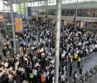 Eine Menschentraube von oben im Eingang der Messe München.