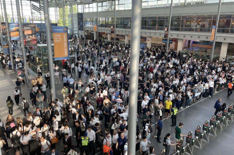 Eine Menschentraube von oben im Eingang der Messe München.