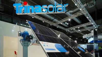 Im Bild das bifaziale Vertex N-Doppelglas-Modul auf einem Tracker. Neben dem Vertex-S+-Photovoltaik-Modul eine weitere Neuheit von Trina Solar.