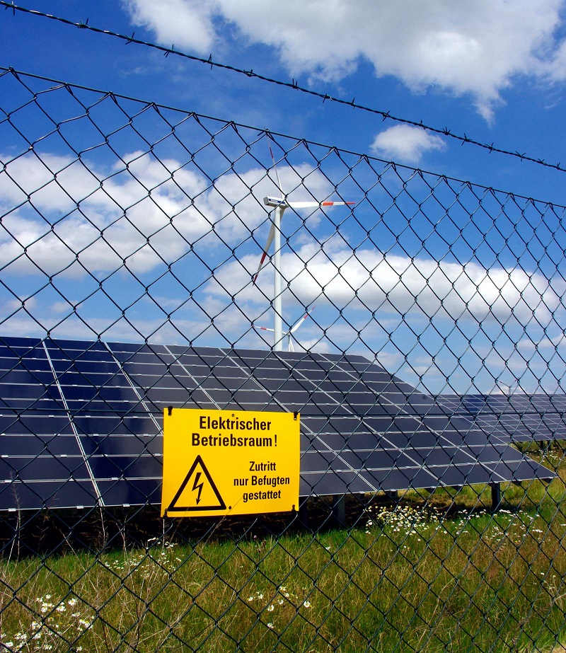 Photovoltaik-Solarpark mit Windenergieanlagen.