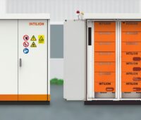Das Lithium-Ionen-Speichersystem scalebloc links geschlossen und rechts mit offener Tür.