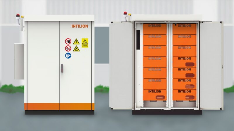 Das Lithium-Ionen-Speichersystem scalebloc links geschlossen und rechts mit offener Tür.