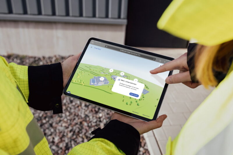 Zwei Personen halten ein Pad mit der Darstellung eines Onlinetools für die Direktvermarktung