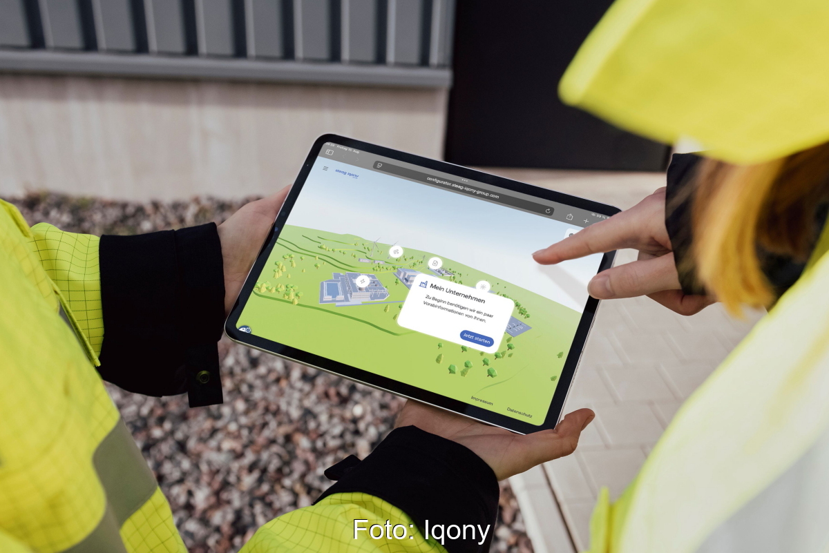 Zwei Personen halten ein Pad mit der Darstellung eines Onlinetools für die Direktvermarktung