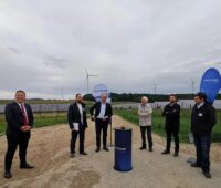 Im Bild Offizielle bei der Einweihung des Photovoltaik-Solarparks Deining, den die Iqony Solar Energy errichtet hat.