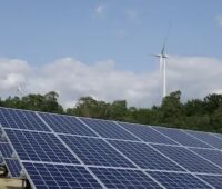 Zu sehen sind PV-Module und Windkraft-Anlagen, die zum Zubau der Stromleistung aus erneuerbaren Energien 2020 weltweit am meisten biegetragen haben.