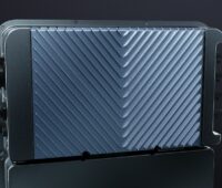 Metallrippen in V-Form auf einem Gehäuse, die V-förmige Luftführung soll den Solarvault-3-Batteriespeicher für Balkonkraftwerke und bestehende Photovoltaik-Anlagen von Jackery effizient kühlen.