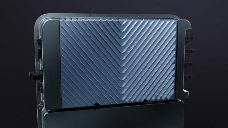 Metallrippen in V-Form auf einem Gehäuse, die V-förmige Luftführung soll den Solarvault-3-Batteriespeicher für Balkonkraftwerke und bestehende Photovoltaik-Anlagen von Jackery effizient kühlen.
