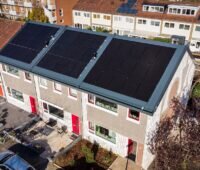 Forscher:innen der Jade Hochschule haben eine Fabrik konzipiert, mit der man Fassaden- und Dachpaneele mit Photovoltaik zur energetischen Sanierung von Gebäuden hochautomatisiert fertigen kann.
