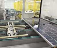 Im Bild ein Photovoltaik-Modul in der Fertigung in der neuen Fabrik von Aiko in Jinan.