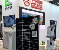 Zu sehen ist ein Photovoltaik-Modul mit TOPCon-Technologie, das Jolywood im April auf einer polnischen Solarmesse ausgestellt hat.