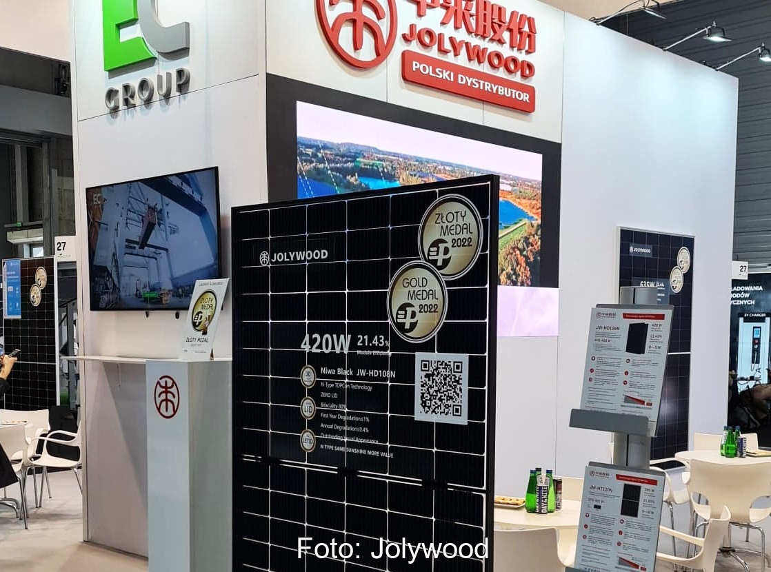 Zu sehen ist ein Photovoltaik-Modul mit TOPCon-Technologie, das Jolywood im April auf einer polnischen Solarmesse ausgestellt hat.