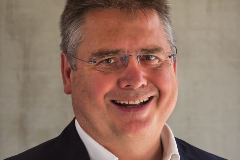 Foto zeigt Gesicht von Josef Bayer. Das Interview dreht sich um den zellularen Ansatz des VDE.