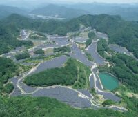 Zu sehen ist der Photovoltaik-Solarpark Sano City, eines der größten Photovoltaik-Kraftwerke in Japan.