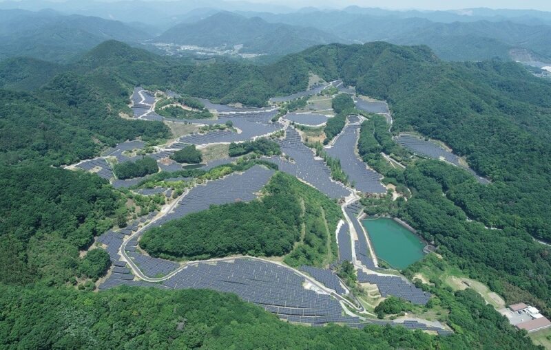 Zu sehen ist der Photovoltaik-Solarpark Sano City, eines der größten Photovoltaik-Kraftwerke in Japan.