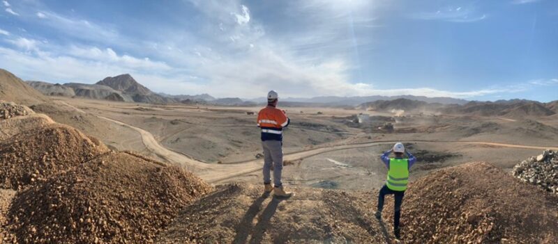 Zu sehen ist eine bergige Wüstenlandschaft. Hier soll das weltweit größte Offgrid-Photovoltaik-Hybrid-Projekt in der Minenindustrie entstehen.