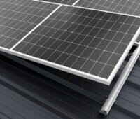 Ein PV-Modul in der Phase des Einklickens in das neue PV-Montagesystem von K2