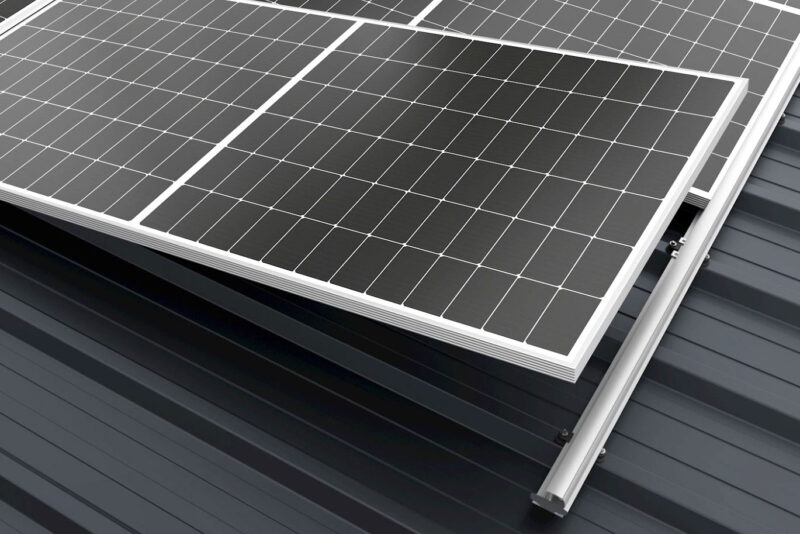 Ein PV-Modul in der Phase des Einklickens in das neue PV-Montagesystem von K2