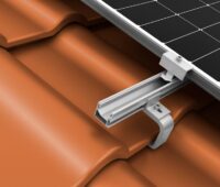Im Bild der neue Dachhaken von K2 Systems.