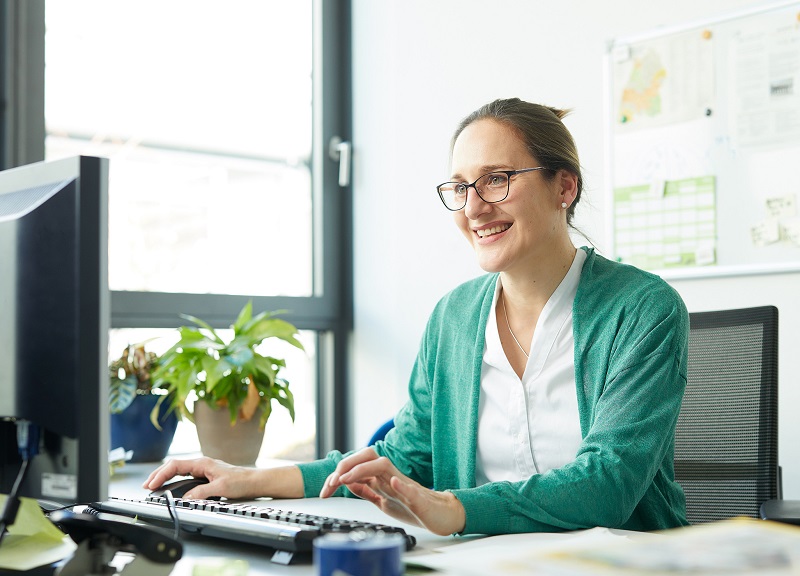 Zu sehen ist Doris Andresen, erfahrene Projektleiterin am Kompetenzzentrum Contracting der KEA-BW, die Kommunen, Contractoren und Projektierungsunternehmen im Rahmen vom Förderangeot ProECo berät.