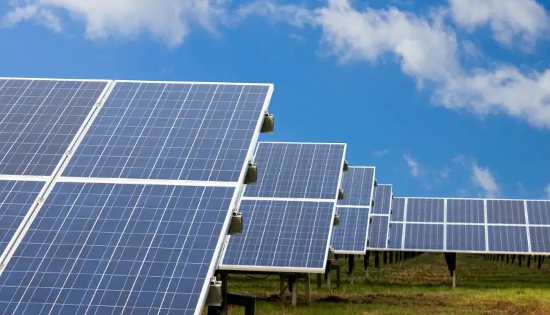 Die Klimaschutz- und Energieagentur Niedersachsen kritisiert den schleppenden Ausbau der Freiflächen-Photovoltaik-Anlagen in Niedersachsen, die im Landesraumordnungsprogramm begründet ist.
