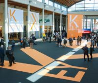 Zu sehen ist der Eingangsbereich Messe KEY , die Expo zur Energiewende, in Rimini mit Messebesuchern