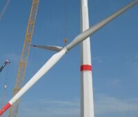 Zu sehen ist die Installation eines Windparks. GP Joule Projects ist als Projektentwickler für Windparks und Photovoltaik-Solarparks unterwegs.