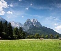 Zu sehen ist eine Alpenlandschaft ohne Windenergieanlage. Die Ablehnung der Windenergie verursacht laut KIT Mehrkosten beim Strom.