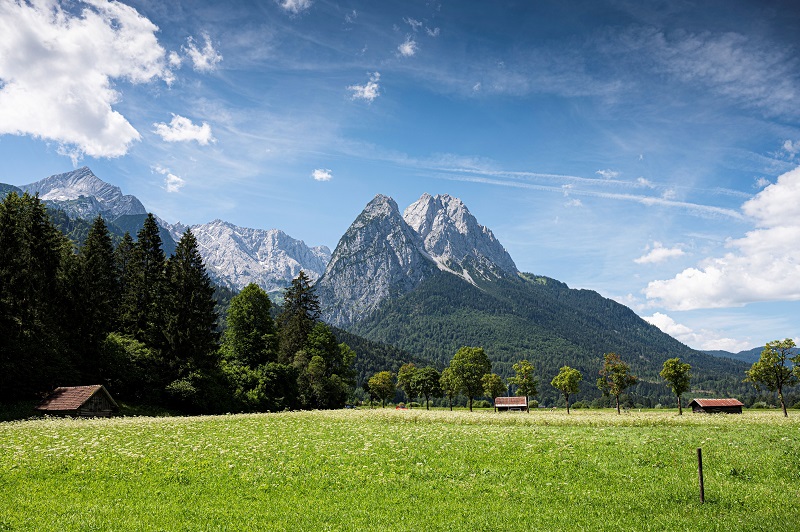 Zu sehen ist eine Alpenlandschaft ohne Windenergieanlage. Die Ablehnung der Windenergie verursacht laut KIT Mehrkosten beim Strom.