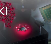Foto und Grafik zeigen Symbol für KI und eine Perowskit-Solarzelle