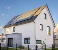 Einfamilienhaus mit PV-Anlage auf dem Schrägdach.