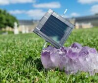 Ein Perowskit-Solarmodul montiert auf einem Kristall.