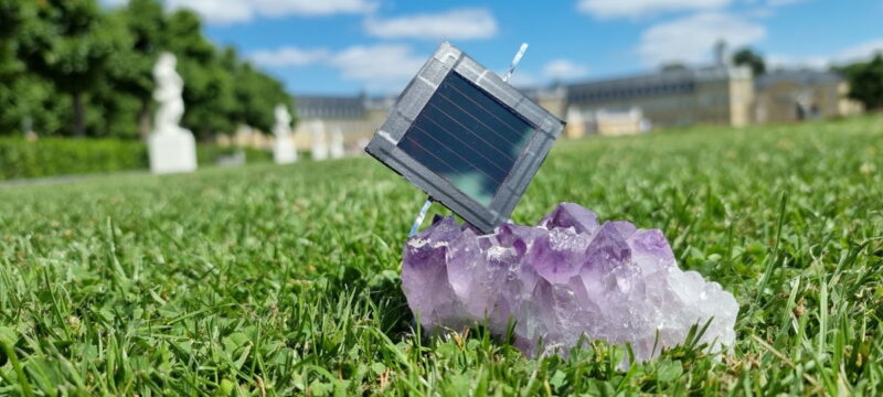 Ein Perowskit-Solarmodul montiert auf einem Kristall.