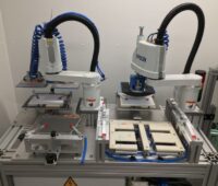 Eine technische Apparatur zur automatisierten Batterieproduktion.