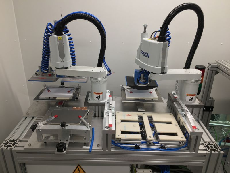 Eine technische Apparatur zur automatisierten Batterieproduktion.