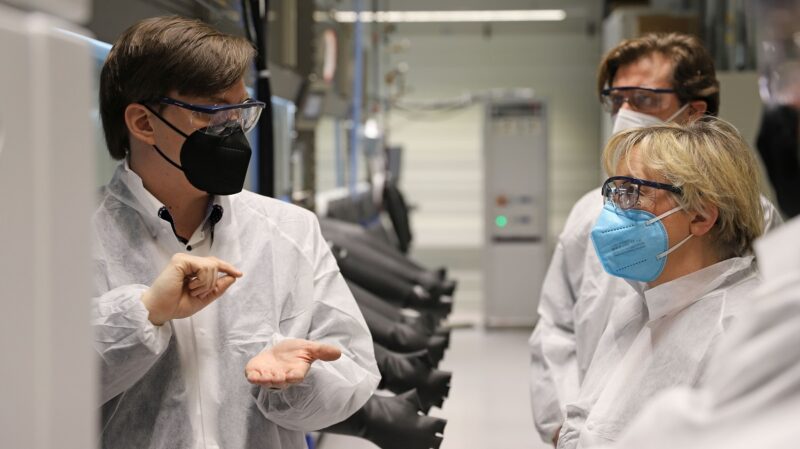 Zu sehen sind Professor Helge Stein und Ministerin Theresia Bauer, die ein autonomes Forschungslabor für die Batterieforschung einweihen.