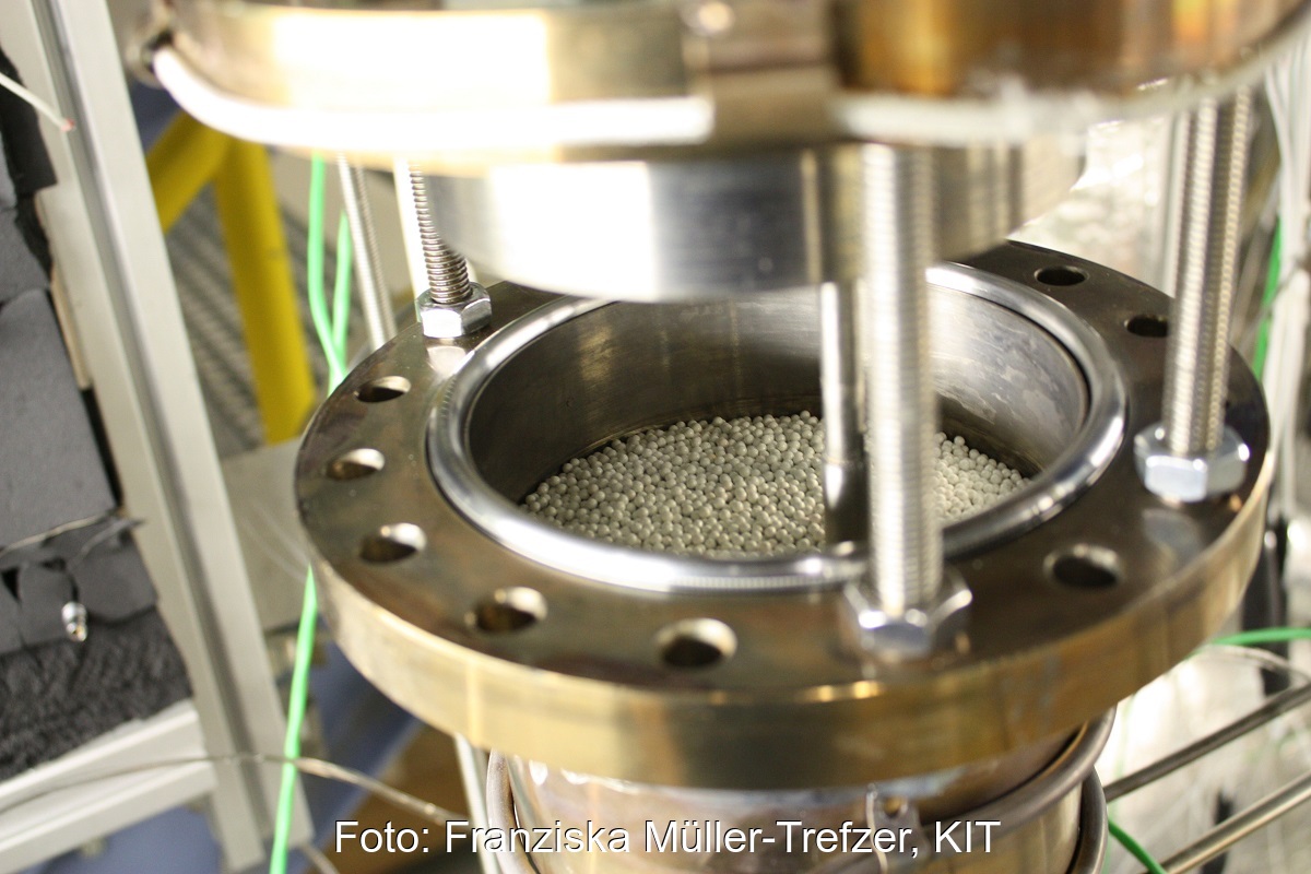 Zu sehen ist Hochtemperatur-Wärmespeicher im kleinen Maßstab, mit dem die Forschenden Flüssigmetall als Wärmeträgerfluid testen.