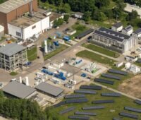 Luftbild zeigt Forschungscampus mit verschiedenen Energiesystemkomponenten wie zum Beispiel Photovoltaik.